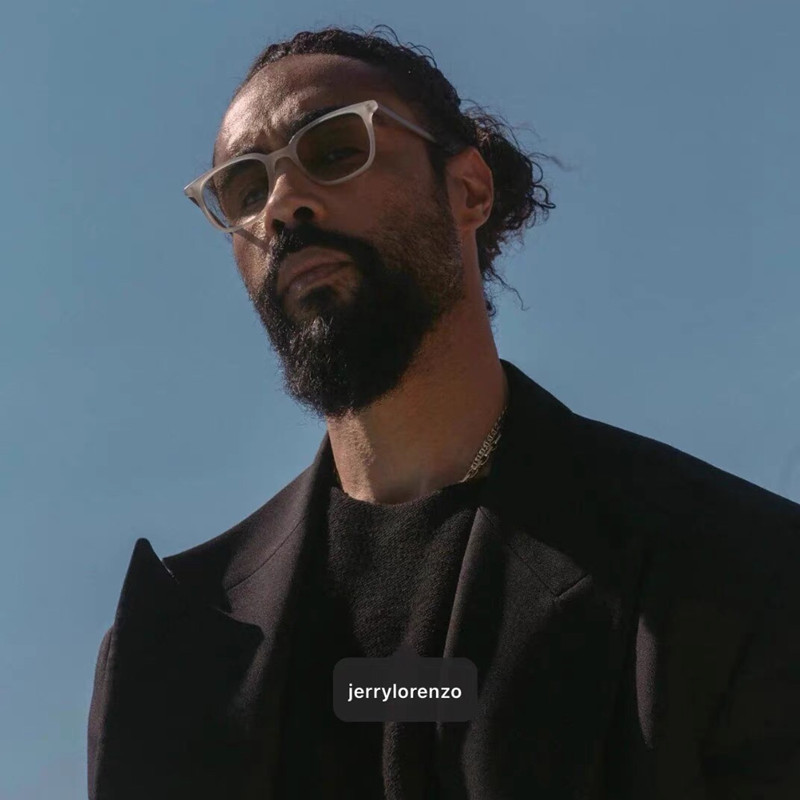 jerry lorenzo 的日常造型采用了fog标志性的