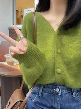 绿色毛衣女2023秋季新款慵懒复古软糯兔毛V领针织外套小个子上衣
