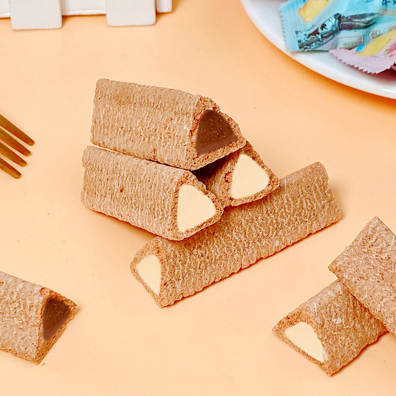 熔岩三角酥夹心巧克力棒膨化箱装威化饼干休闲网红办公室充饥零食