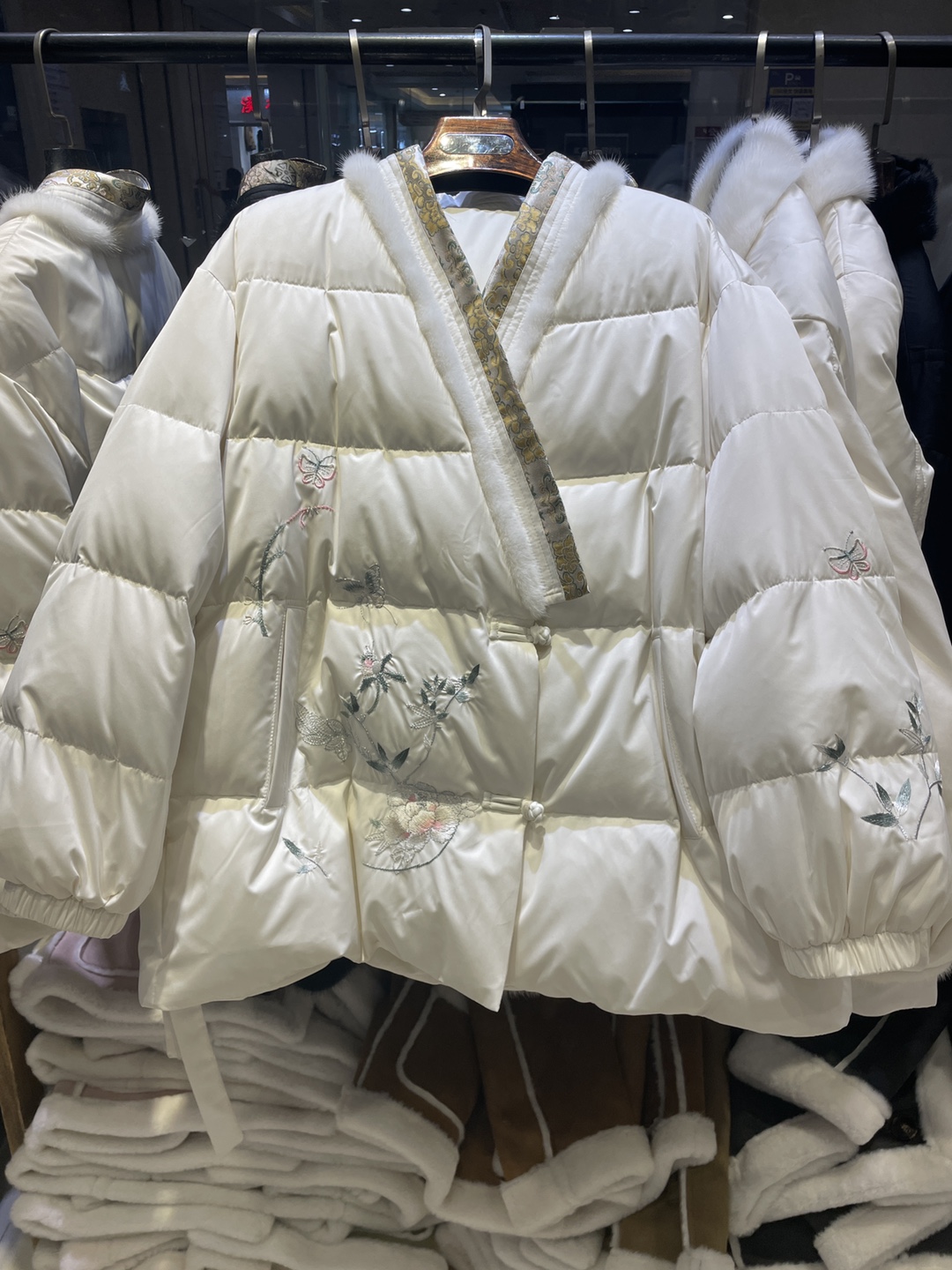 白鹅绒拼真丝水貂毛斜襟鹅绒服冬新中式国风刺绣羽绒服女-阿里巴巴