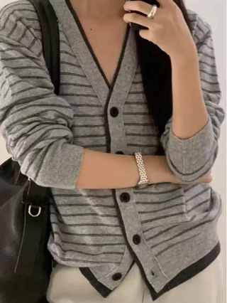 现JINSIM女2025韩国东大门代购秋季款拼接假两件羊毛V领长袖开衫