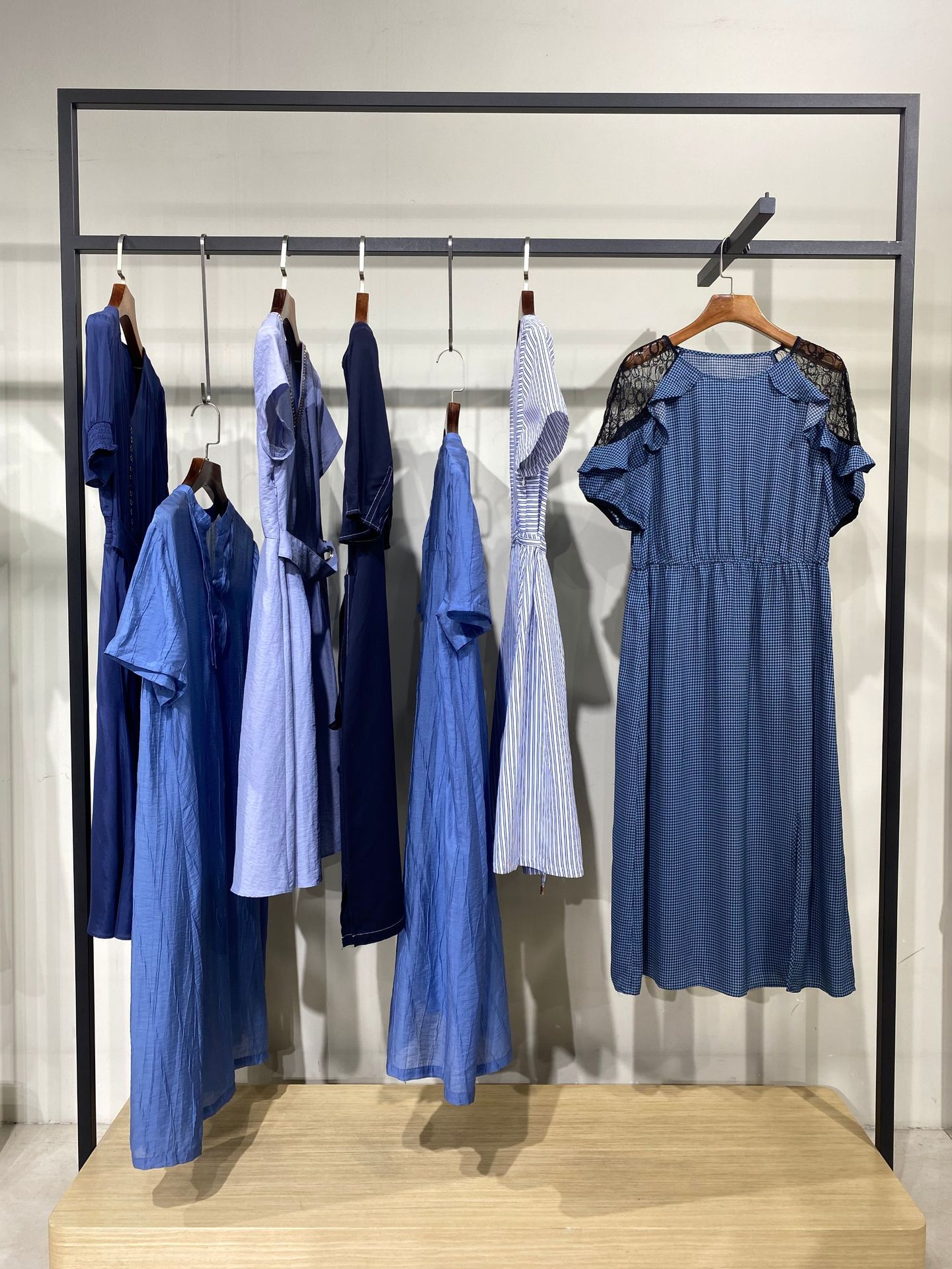 郑州品牌大码女装撤柜尾货市场 品牌朗姿丽连衣裙修身商场折扣