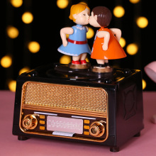 经典怀旧收音机模型 播放机八音盒 客厅电视柜摆件亲吻情侣音乐盒