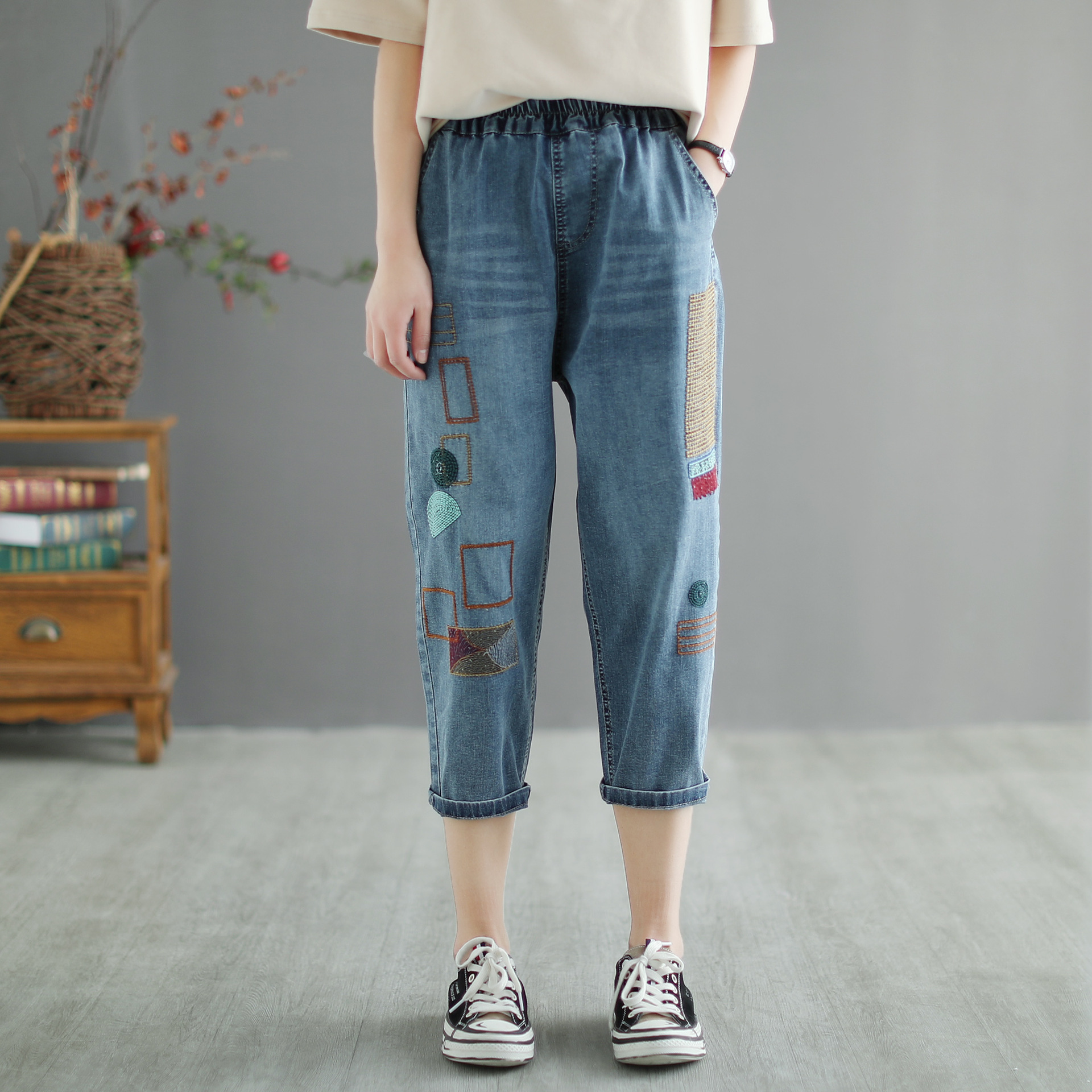 春夏新款松紧腰文艺风刺绣休闲宽松水洗牛仔裤弹力七分牛仔裤女