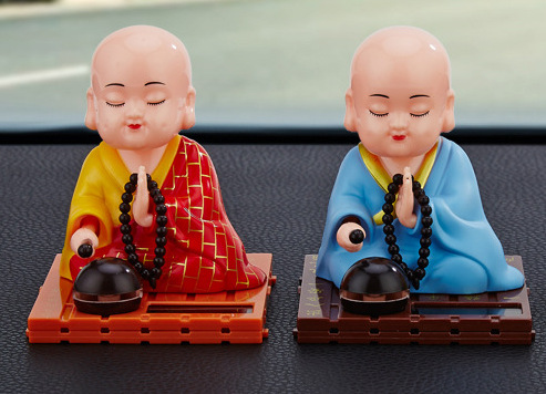 网红小和尚点头敲木鱼汽车摆件车内饰品家具佛堂创意摆件批发