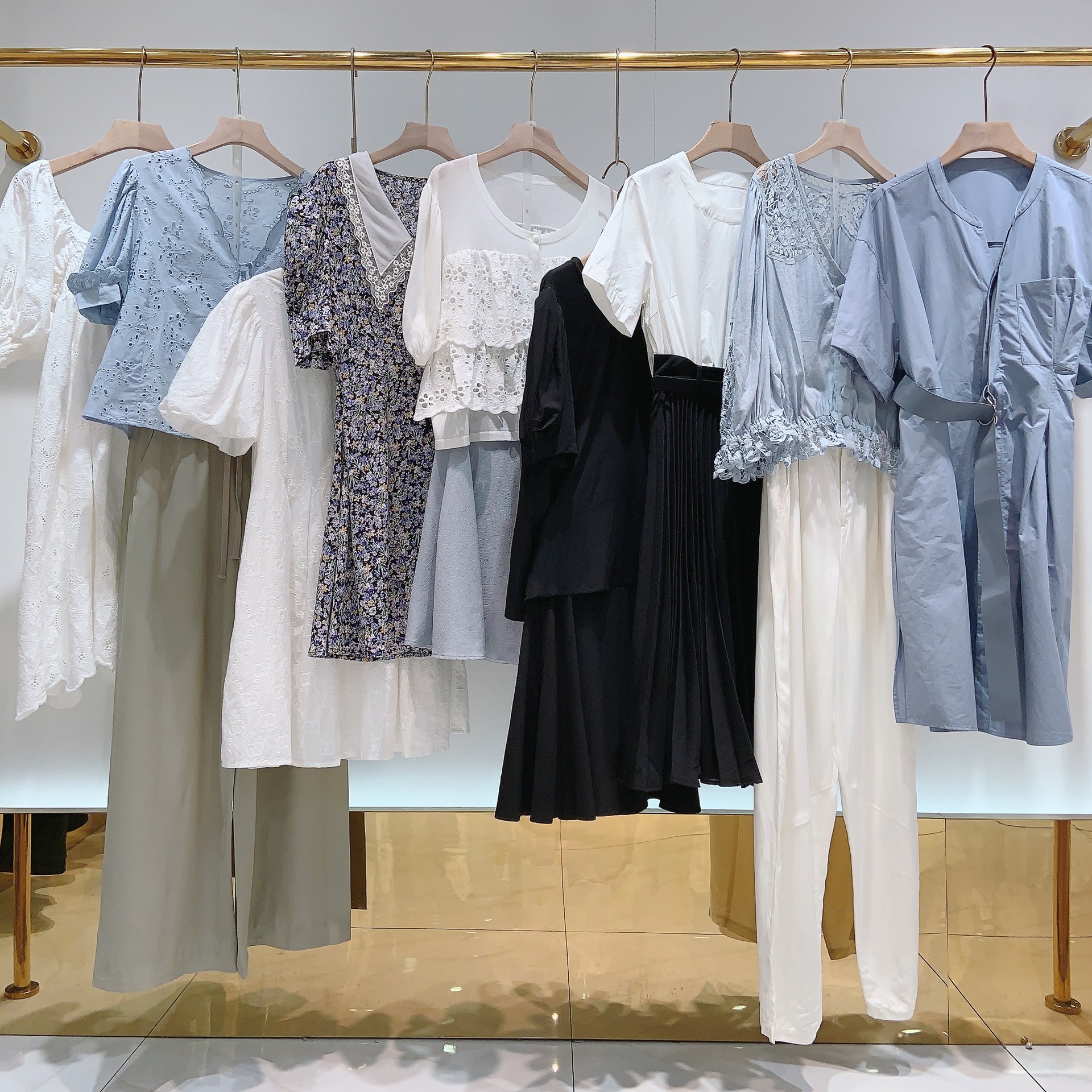 清仓女装特价剪标