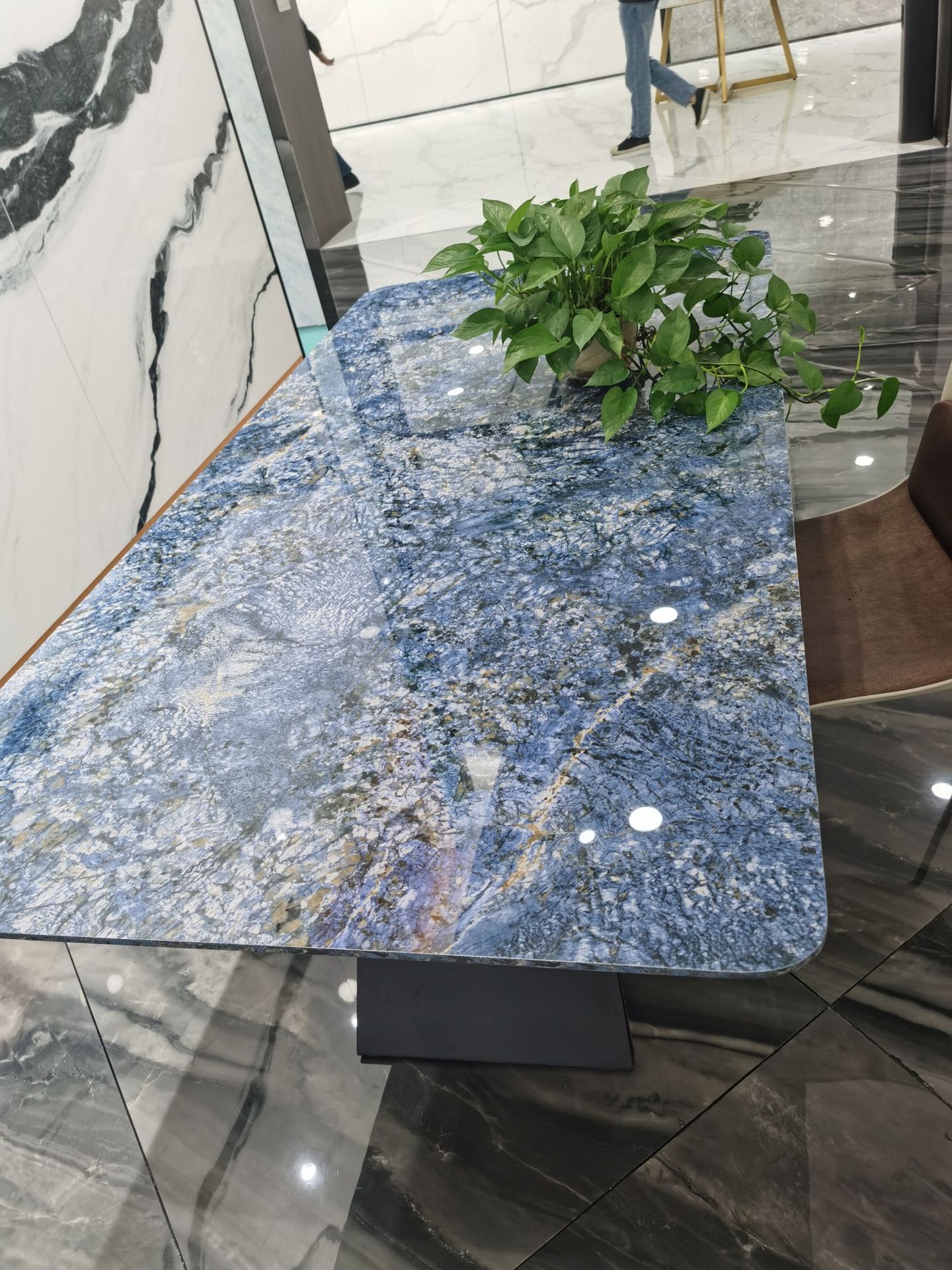 意大利进口奢石定制岩板餐桌定制现代大板岩板轻奢餐桌客厅餐台