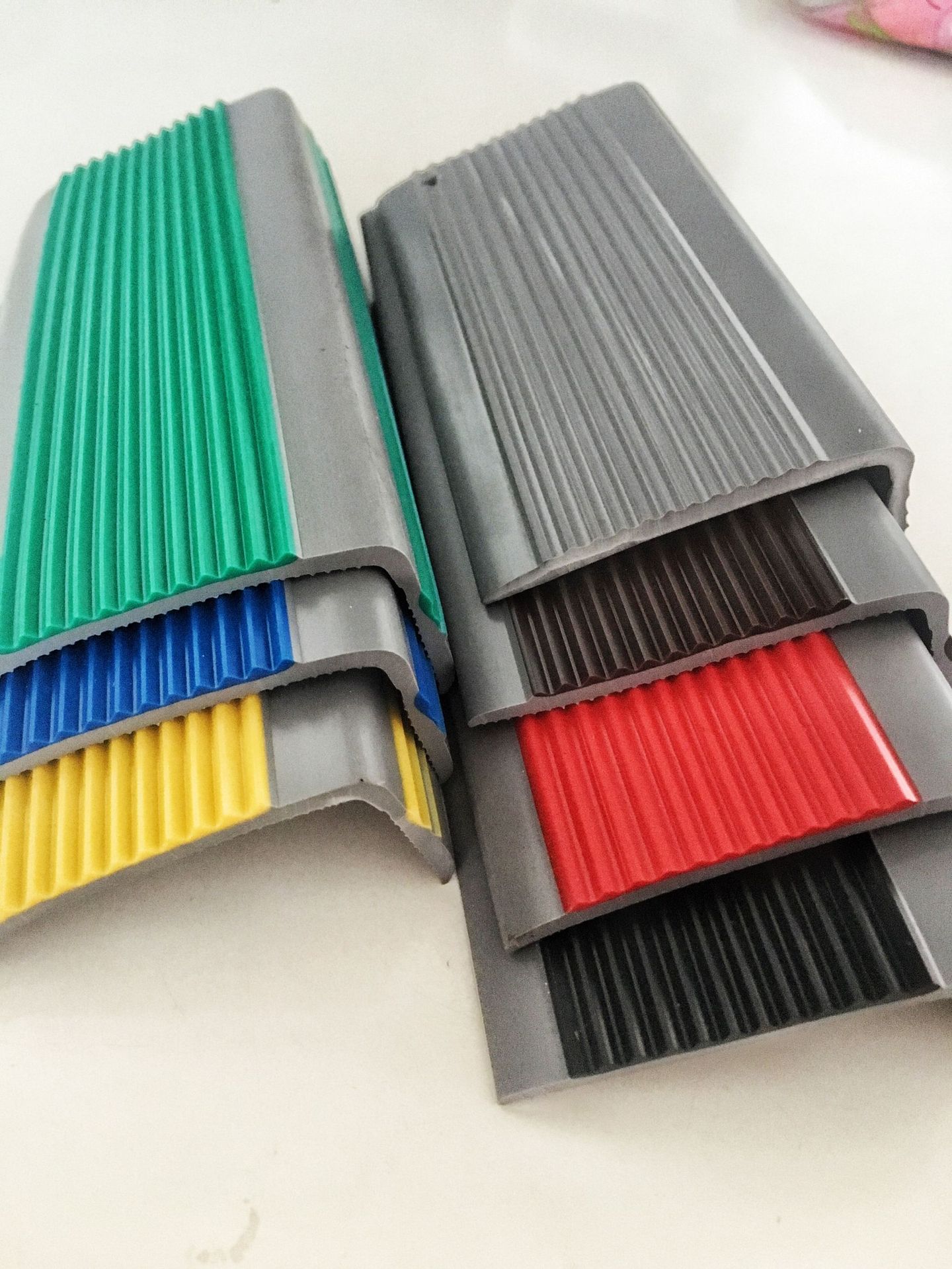 厂家批发家装pvc护角平板楼梯防滑条防摔台阶收边l型压边条无背胶