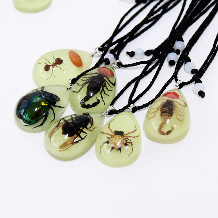 Aiwei Brand Resin Real Insect Necklace Luminous Insect Amber Pendant Stall Hot Sale Ornament Factory Wholesale