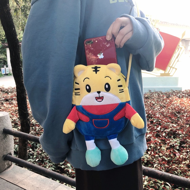 2022新年老虎吉祥物毛绒虎公仔机斜挎手机包学生卡通可爱收纳袋萌