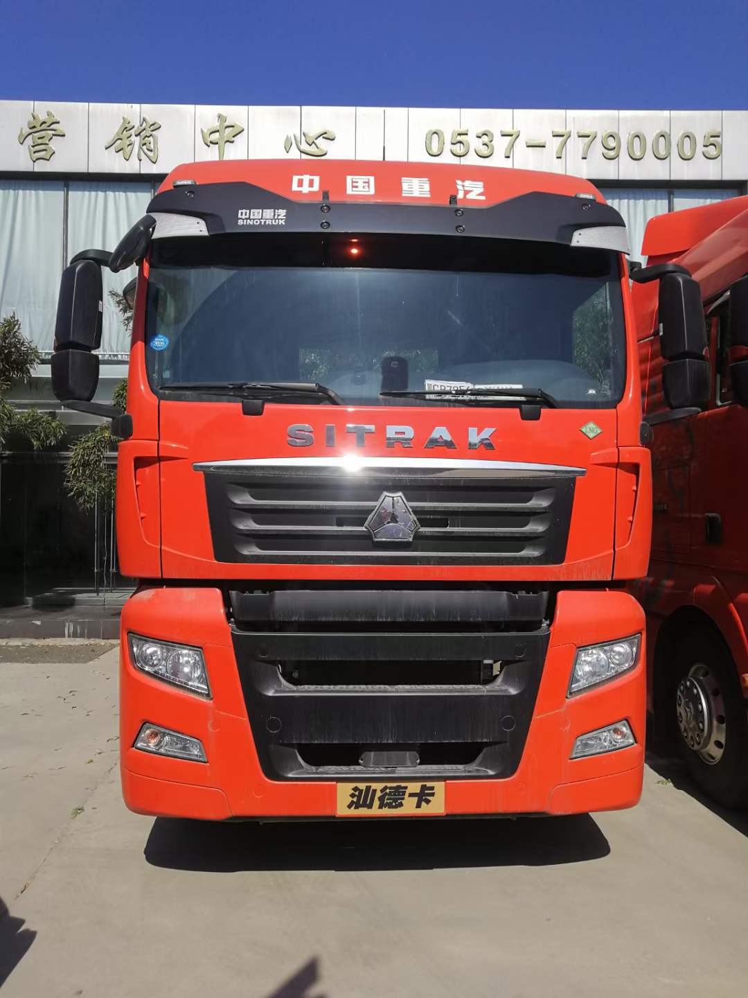 汕德卡国六lng480马力曼机牵引车桔红色