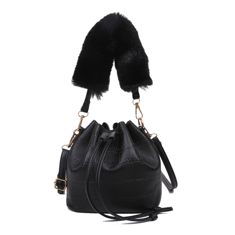 2021 Autumn and Winter New Online Red Western Style Shoulder Bag Popular Small Bag Female Plush Portable Personality Textured Bucket Bag