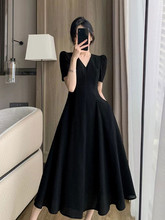 黑色连衣裙女2024夏季大码感法式收腰赫本风V领小黑裙女神范