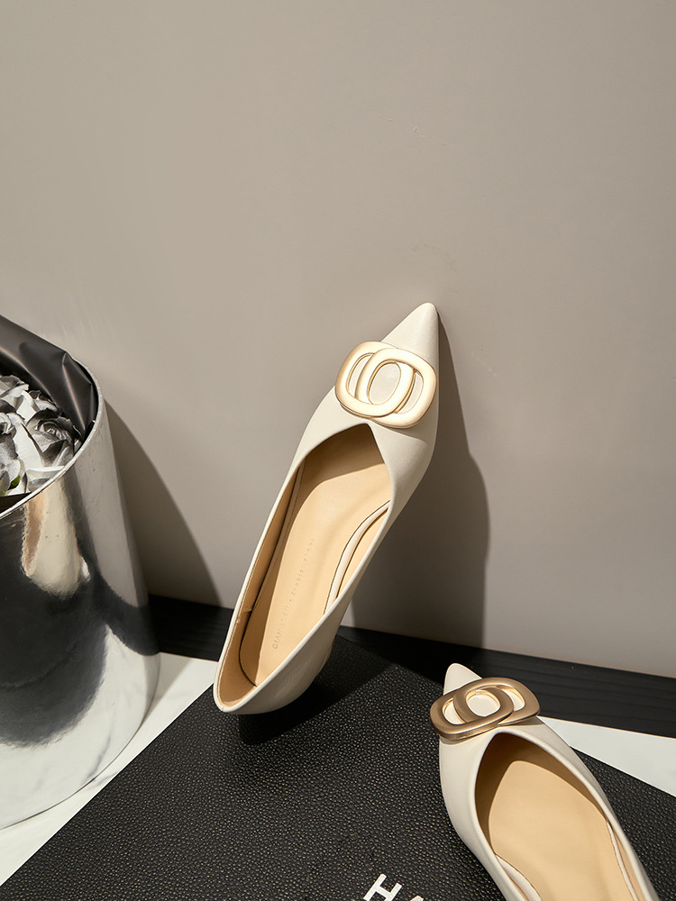 米白色低跟尖头单鞋女2024新款秋冬百搭法式平底鞋大码41-43-阿里巴巴