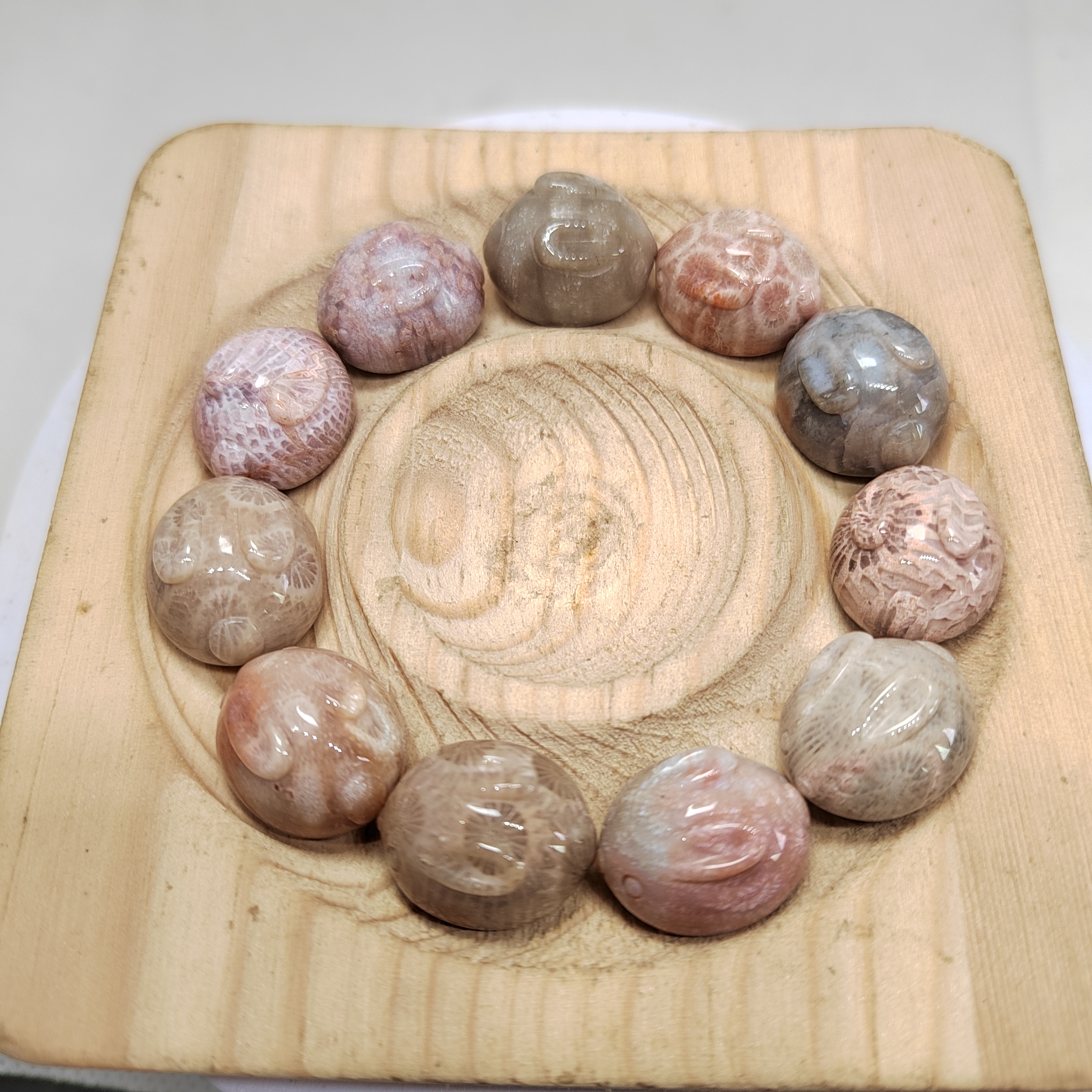 鸿运珊瑚玉珠宝行菊花石天然珊瑚玉面包兔可做手串配饰手机链贝云