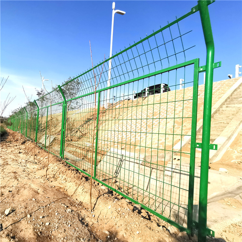 高速公路隔离 框架护栏网 绿色铁丝围栏网 焊接网隔离栅