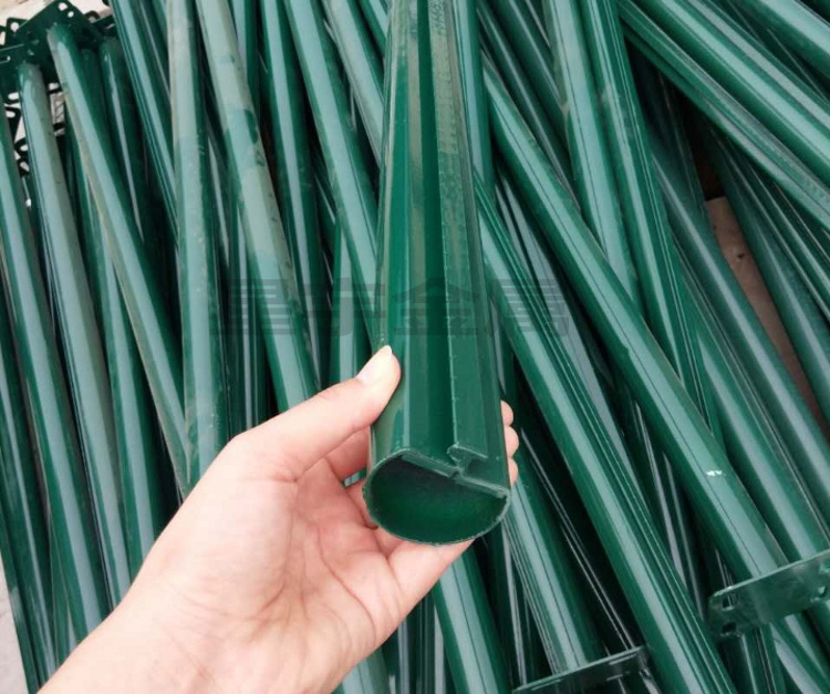 现货钢管立柱荷兰网柱立杆支撑护栏围栏柱子牛栏网柱三角实心带孔