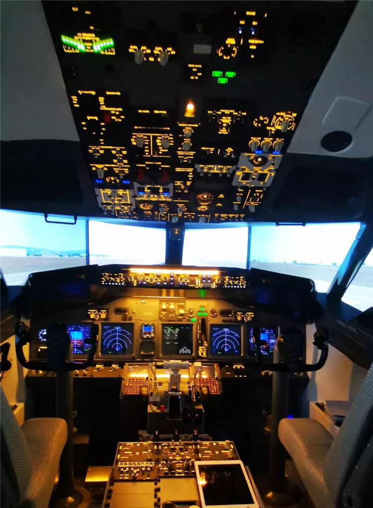 我司民航大飞机模拟舱,可定制国内外各主流民航客机机型,产品包含