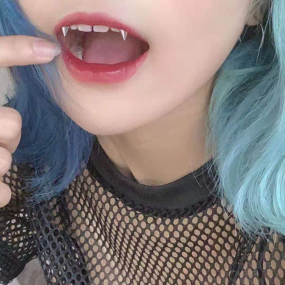 钛钢不锈钢c杆微笑唇虎牙钉 僵尸牙系带钉吸血鬼穿孔饰品现货批发