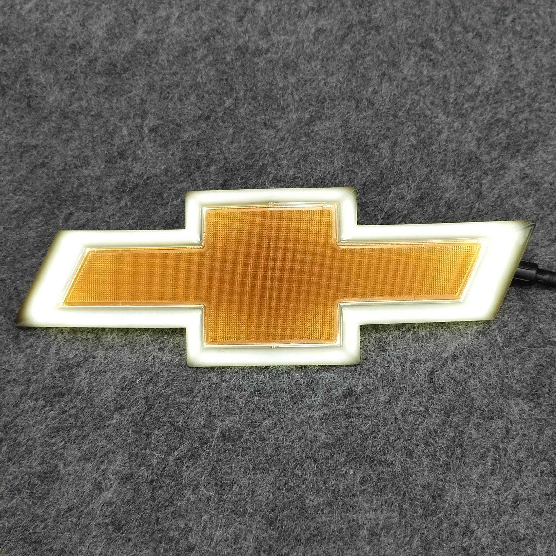 适用于雪佛兰索罗德迈锐宝led发光车标灯流光动态改装标中网标