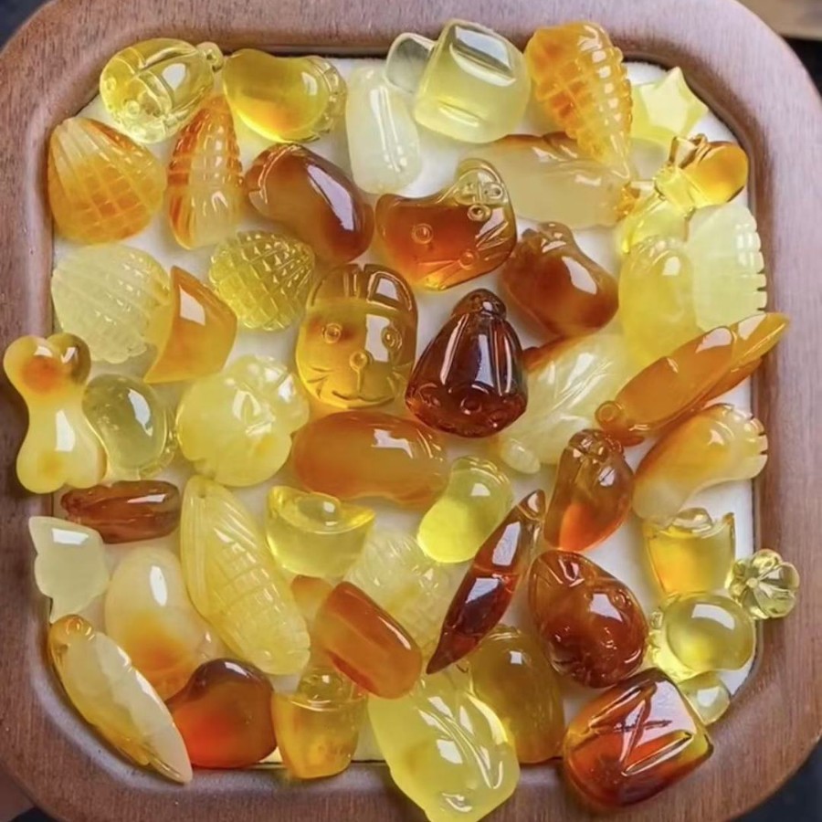 琥珀蜜蜡雕刻吊坠图图片