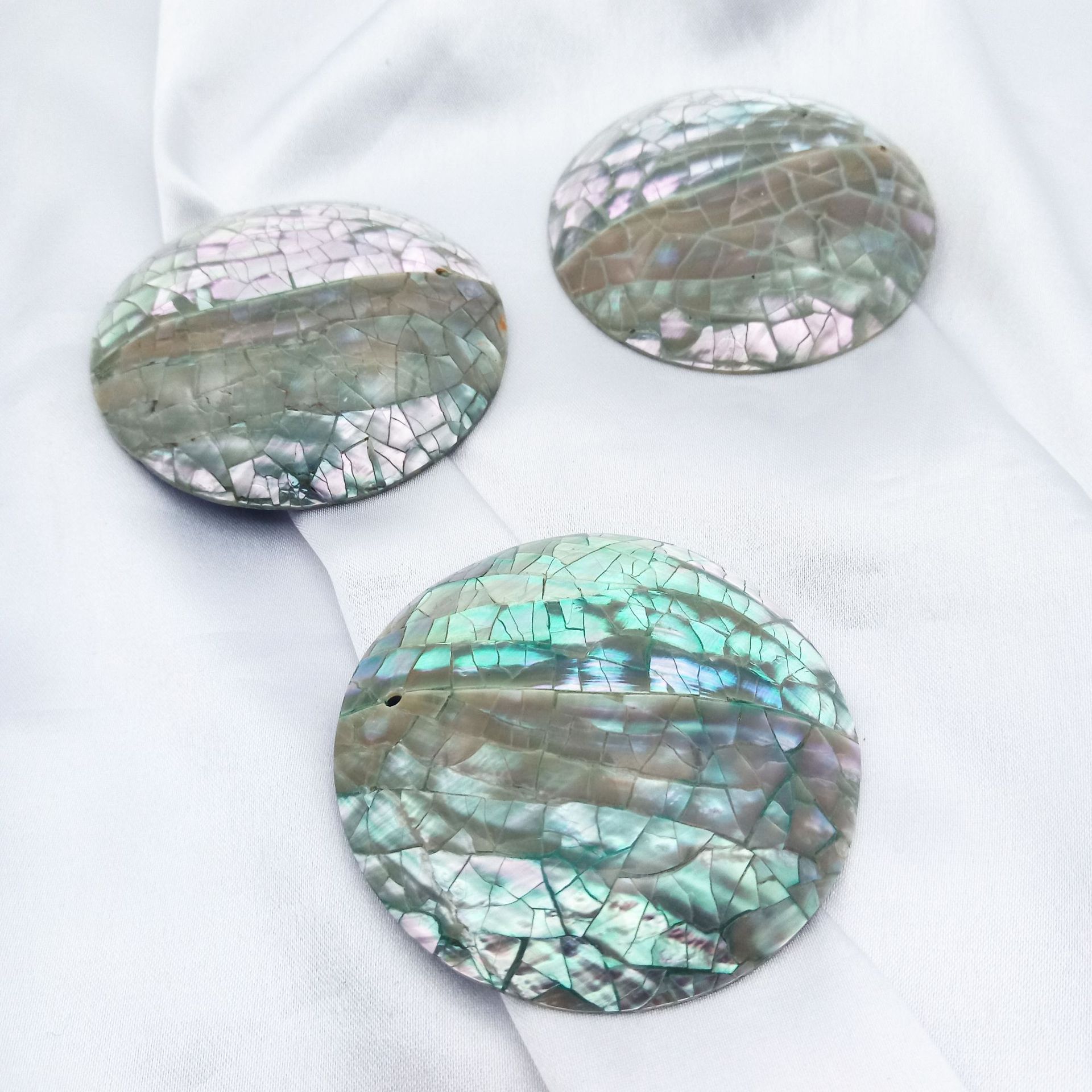 贝壳制品闪亮吊坠碎贝拼贴装饰品厂家批发彩色光泽闪耀贵气饰品