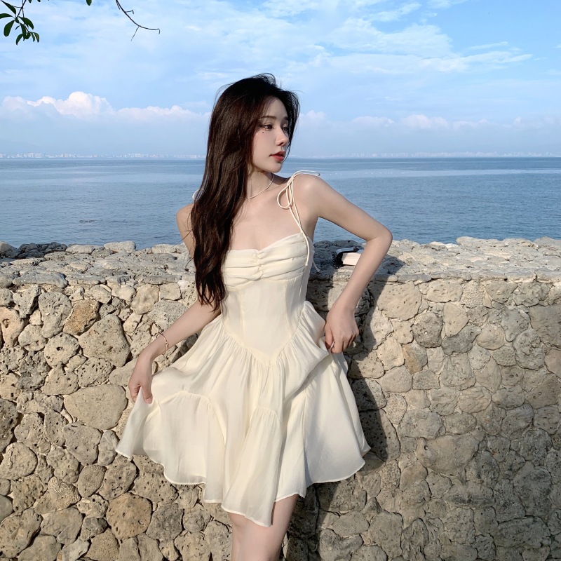 2024越南小众吊带连衣裙设计感气质显瘦抹胸裙海边纯欲温柔裙子
