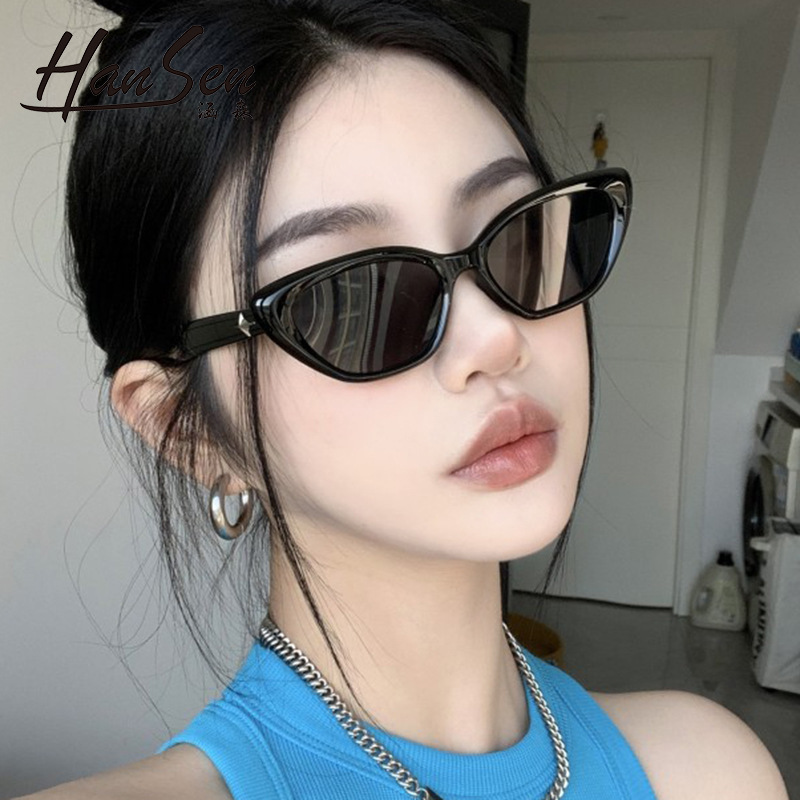 retro triangle cat eye sunglasses for small face women‘s high-grade ins black small frame sun glasses sun protection style photo