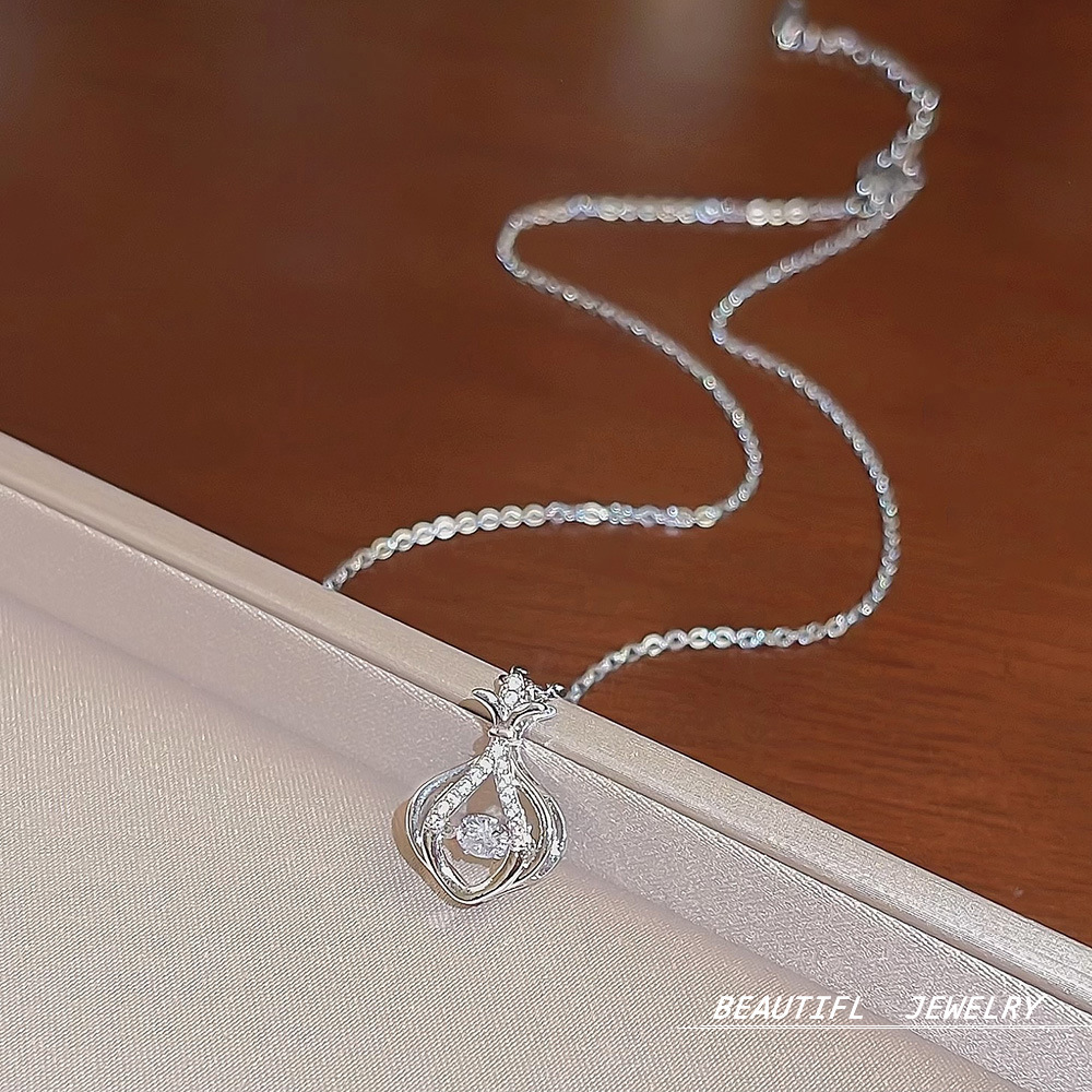 New Light Luxury Yiwu Accessories High-Grade Pendant Niche Design Clavicle Chain Neck Chain Titanium Steel Necklace Ornament Women