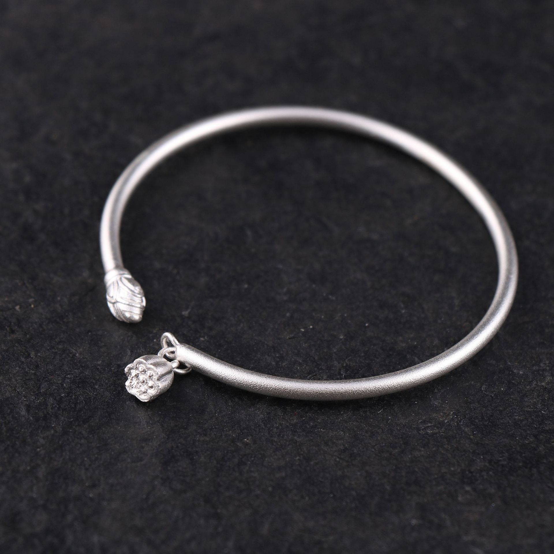 s999原版古法两世欢纯银手镯 简约磨砂素面女士防摩擦可盘玩手环