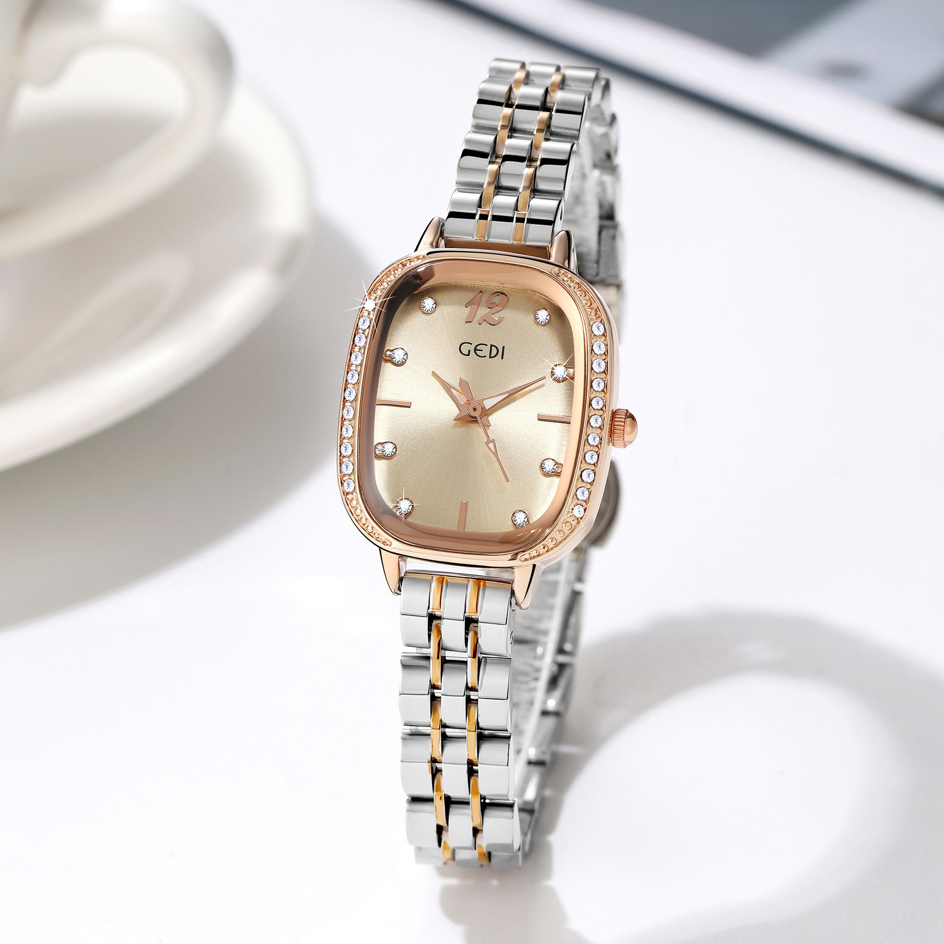 歌迪轻奢镶钻椭圆女表小巧间金不锈钢学生表防水石英女士手表批发