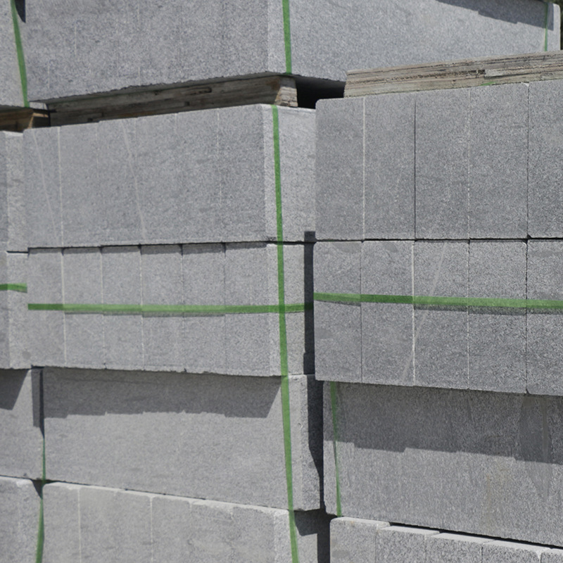 芝麻灰花岗岩石料 山东石材厂五莲灰路沿石路缘石火烧面马路牙子