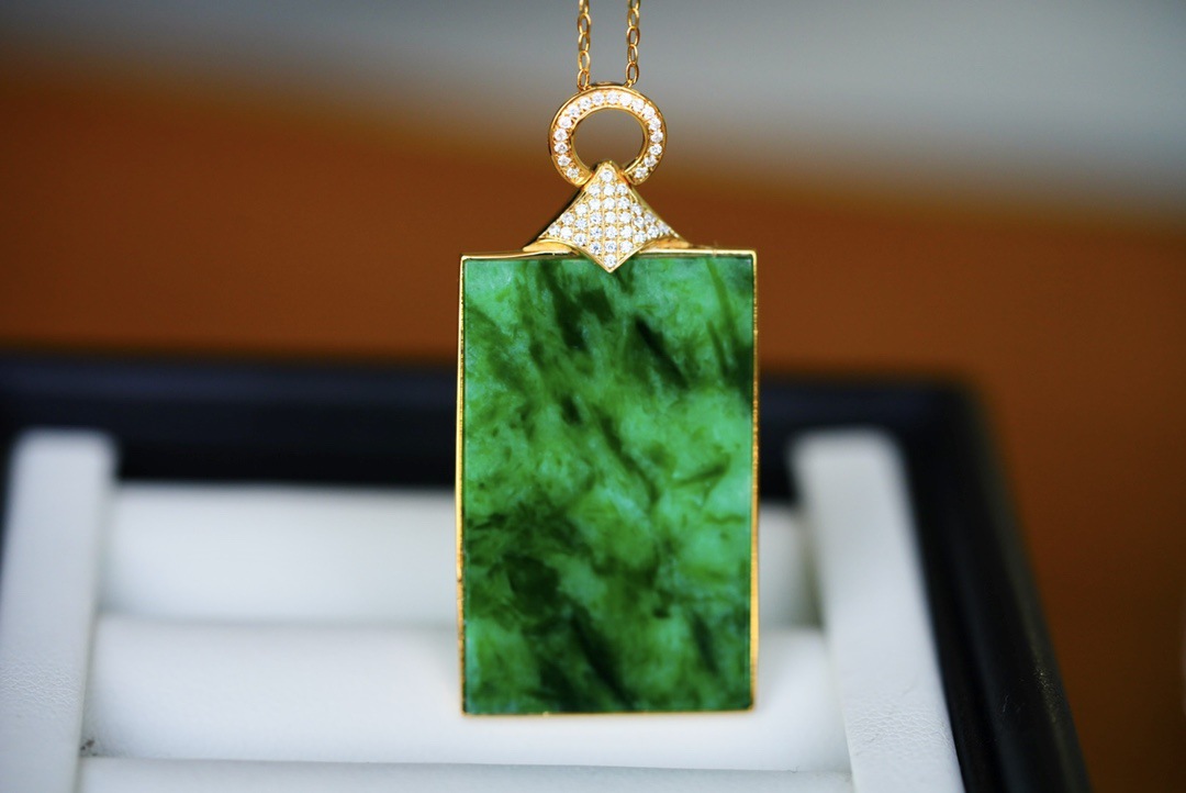 天然翡翠a货平安牌吊坠满绿方牌简约大气18k黄金镶嵌古法工艺项链