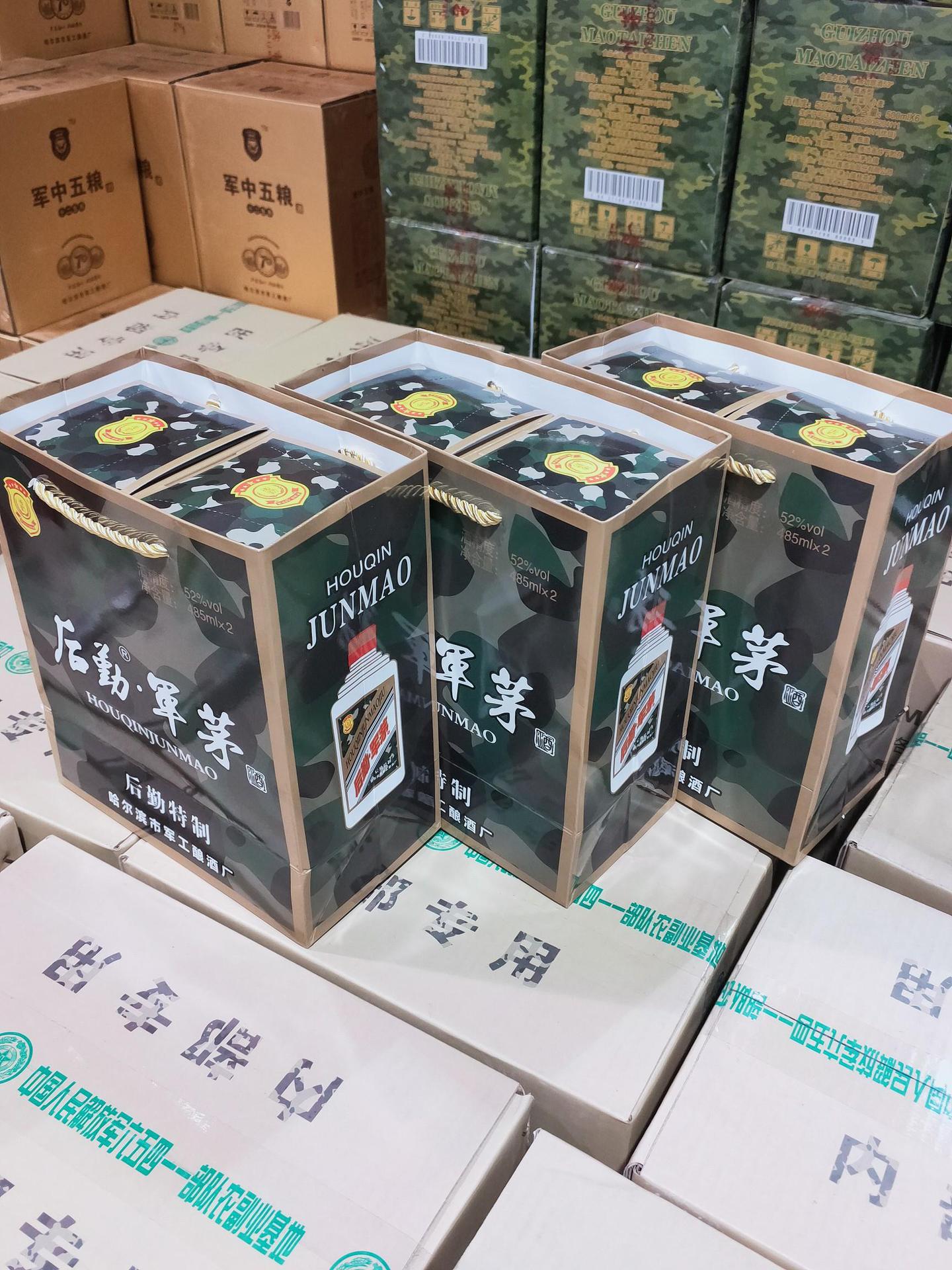 乌鲁木齐发货黑龙江浓香型白酒后勤军茅酒军迷彩白酒窖藏白酒