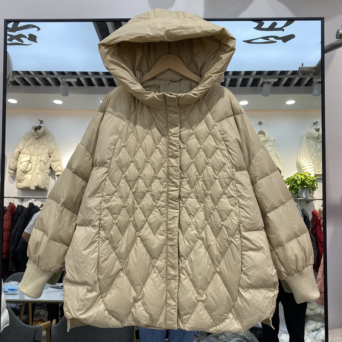 2023年冬季新款女中长款羽绒服菱格连帽宽松显瘦大码茧型轻薄外套