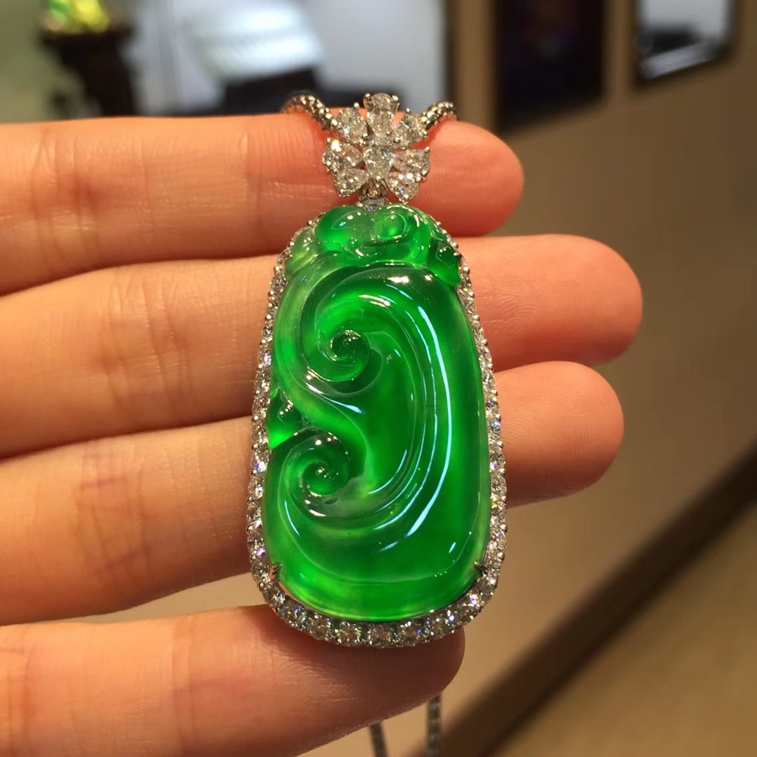 天然满色阳绿玻璃帝王绿翡翠玉如意18k金镶嵌挂件吊坠(定金)