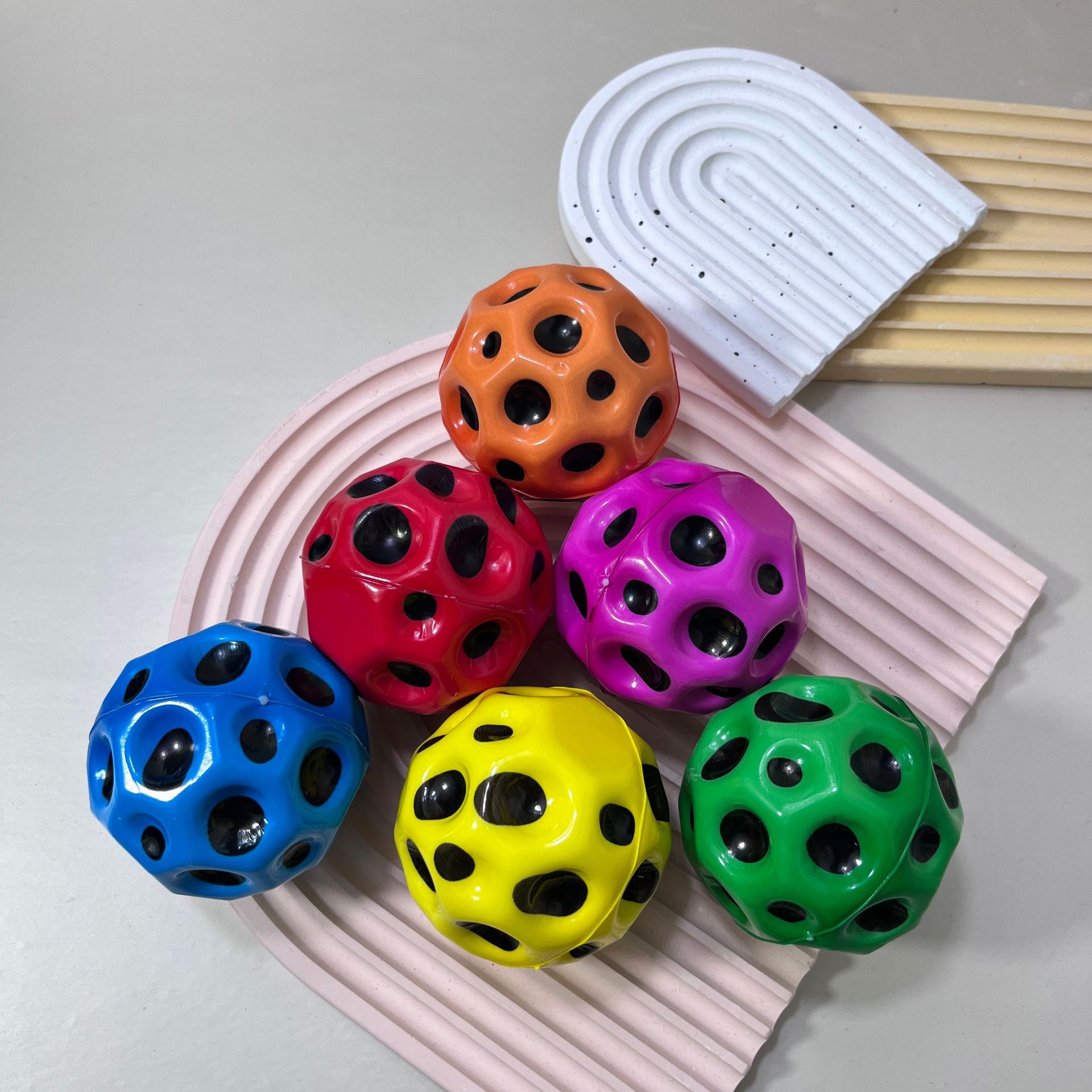 新款pu发泡弹力球高弹球蜂窝洞洞球解压慢回弹捏捏乐玩具宠物实心