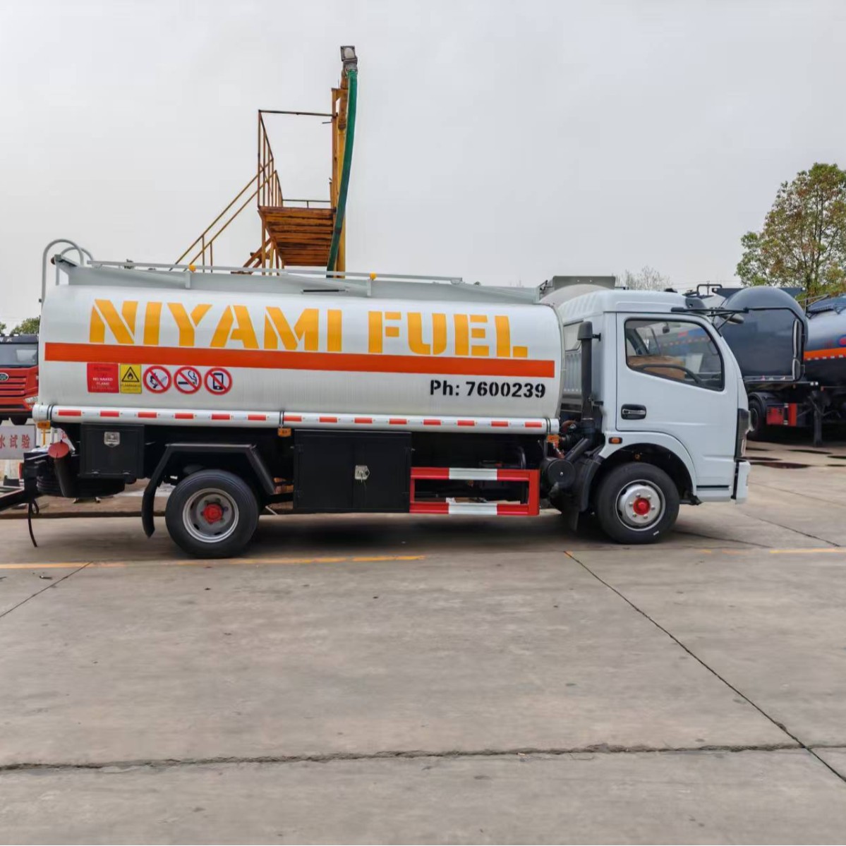 出口国六东风蓝牌2吨槽罐车3类危险品运输液罐车