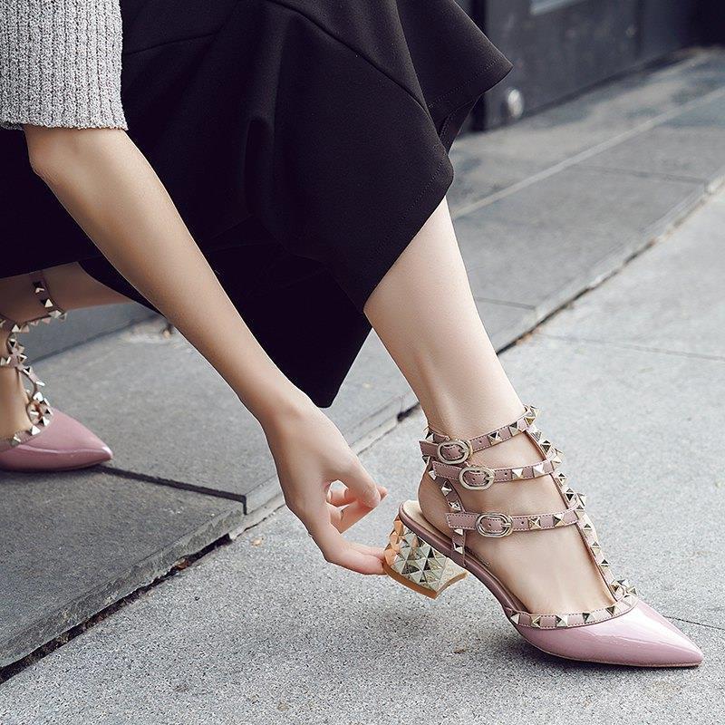 铆钉鞋高跟鞋粗跟绑带凉鞋夏季新款尖头一字扣网红风子女代发