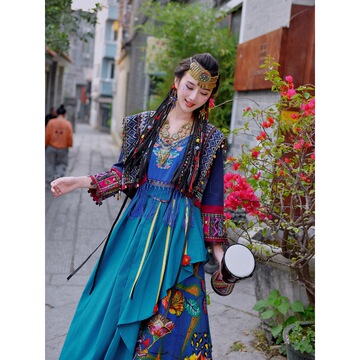 苗疆异域写真服饰穿搭云南大理丽江苗族复古风民族旅拍网红四件套