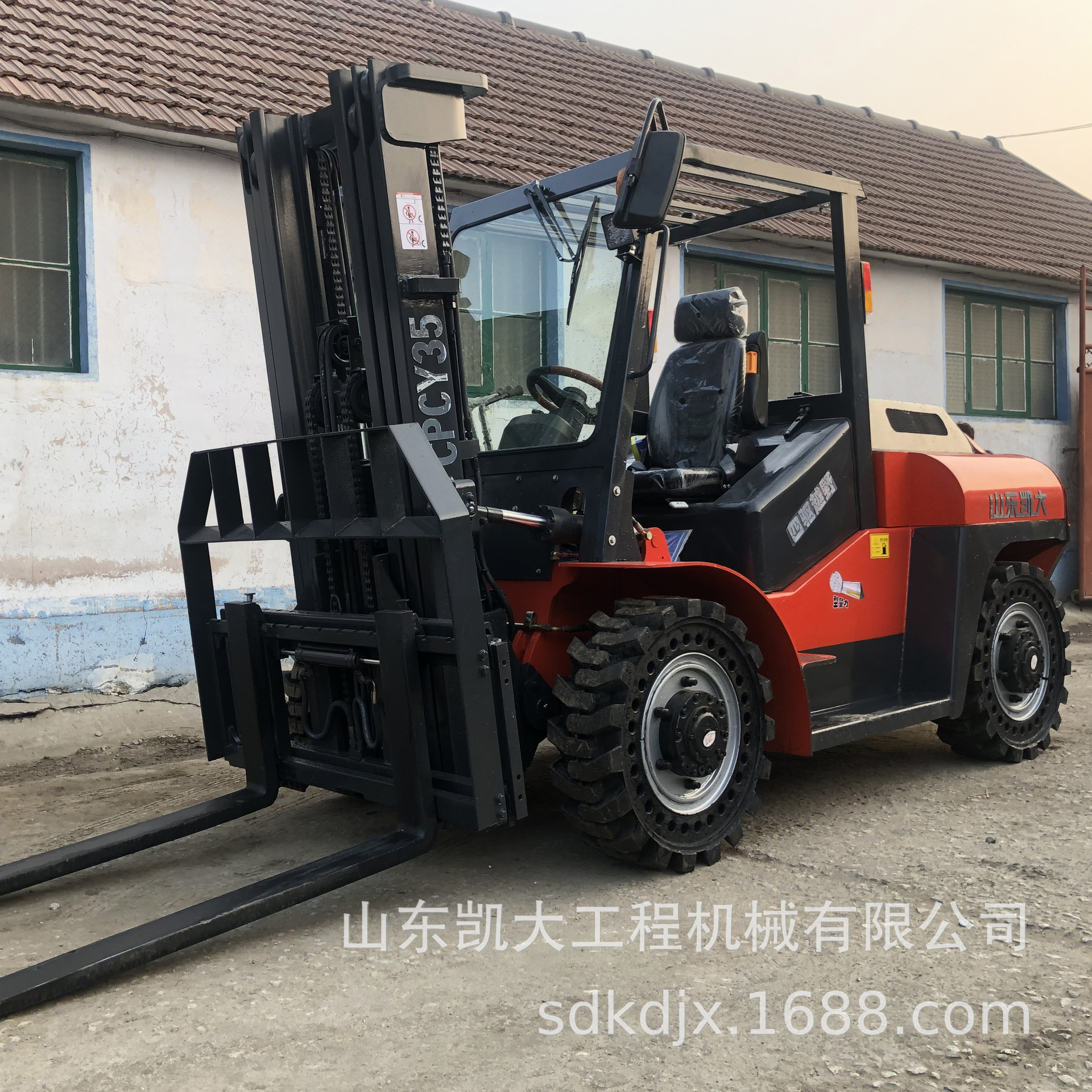 山东凯大越野叉车 叉石块用 工厂搬运四驱液压叉车建筑工地叉车m