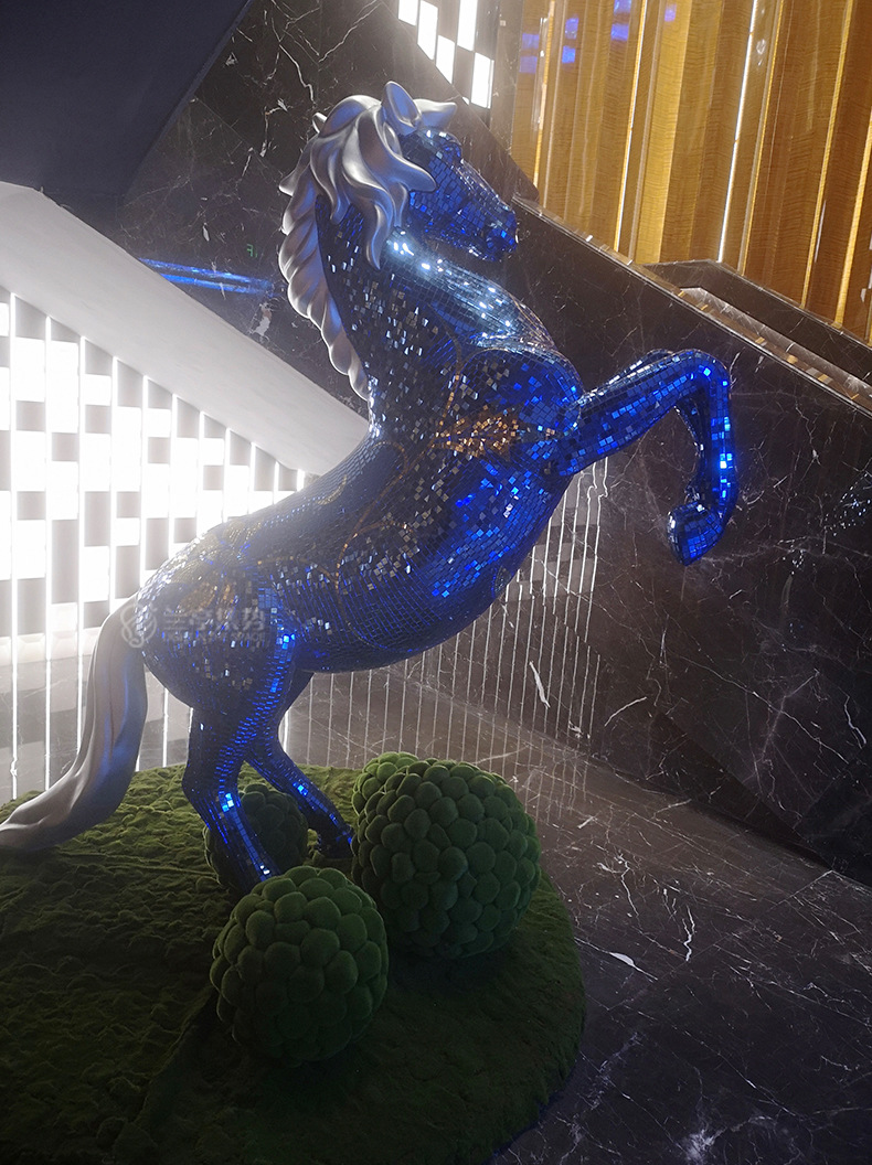 定制户外花园雕塑摆件工艺品战马玻璃贴雕塑ktv酒店马赛克工艺品