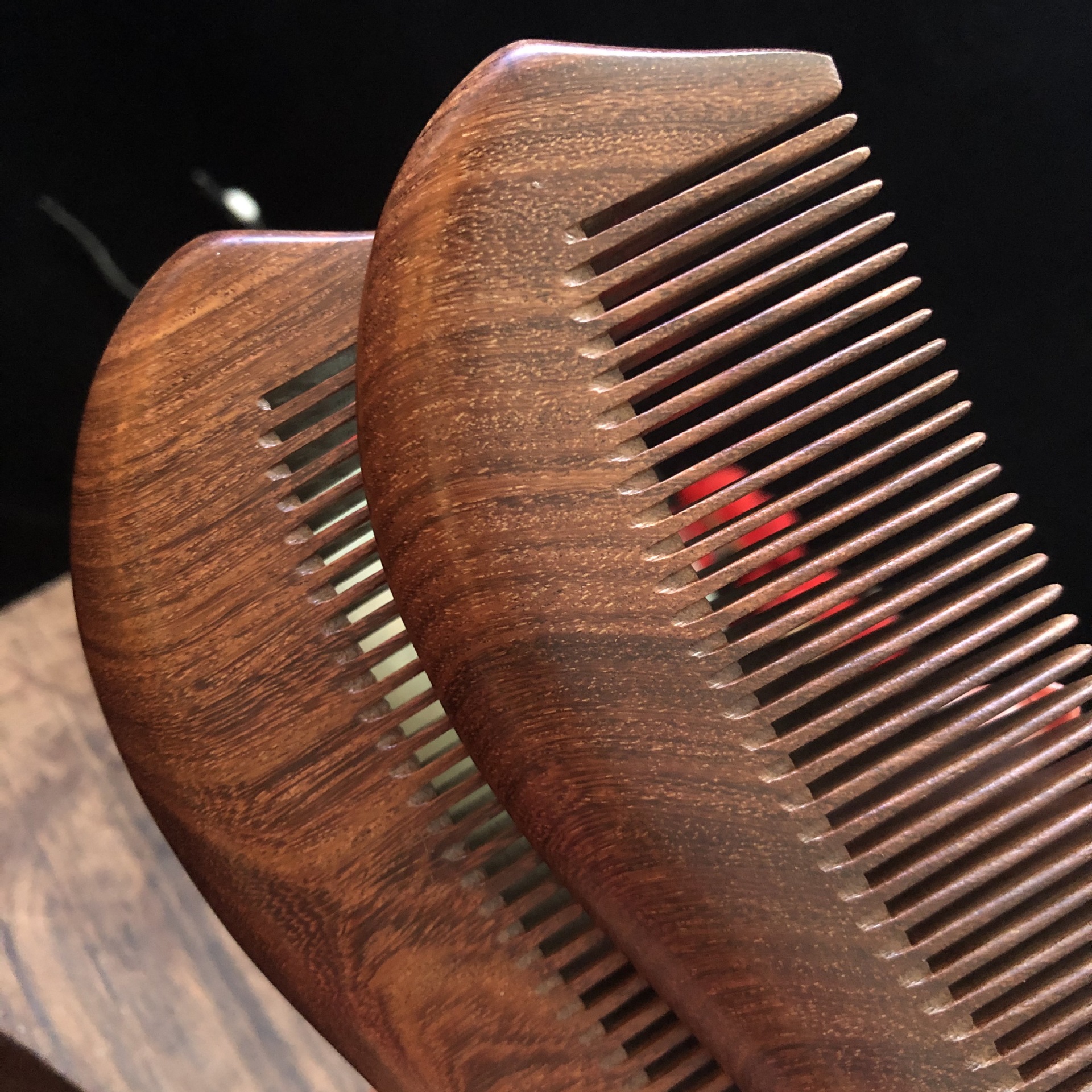 我们支持雕刻花纹和字体和定做木梳,100把起雕刻,200把起我们可以来样