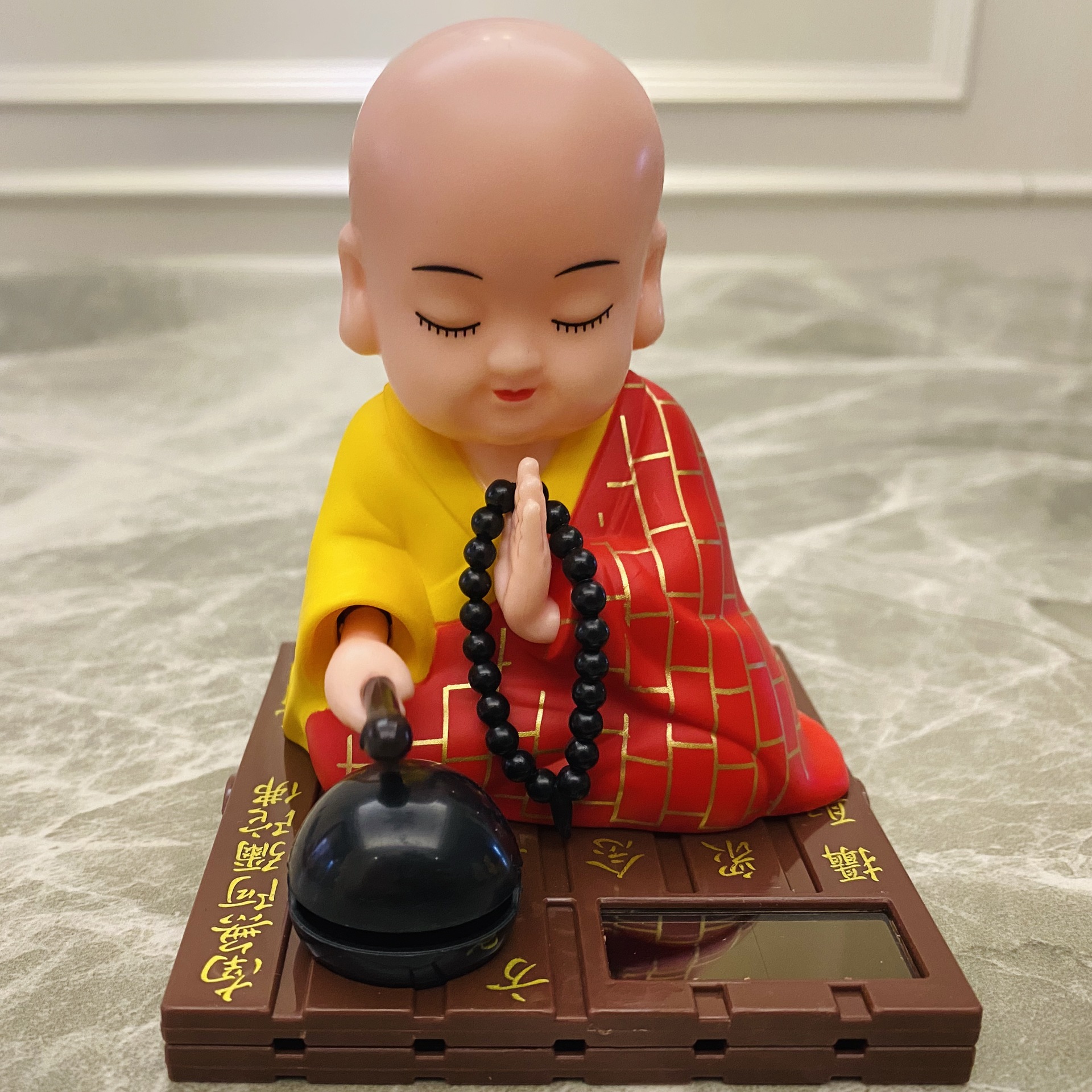 太阳能小和尚摇头公仔汽车小摆件弥勒佛小沙弥招财猫抖音办公摆件批发