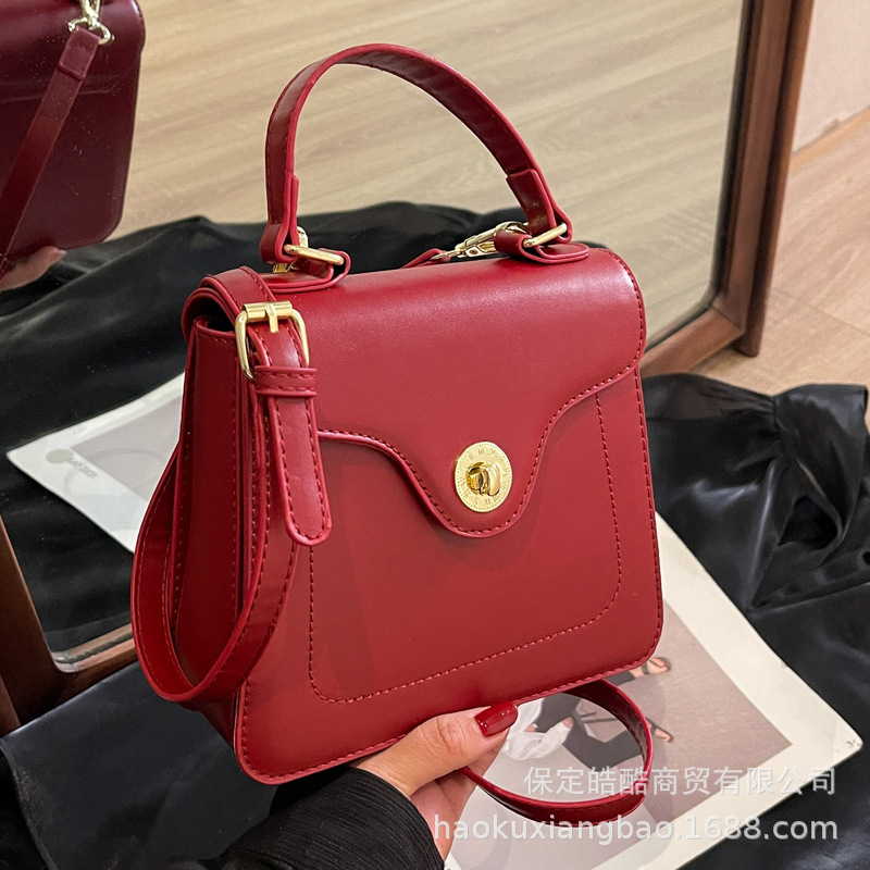 今年流行高级感小众酒红色手提包包女士2024新款通勤单肩斜挎婚包