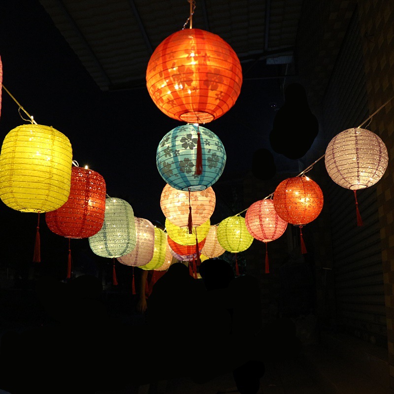 元宵节灯笼猜灯谜庙会纸灯笼带灯连串户外公园灯会上元节花灯室外