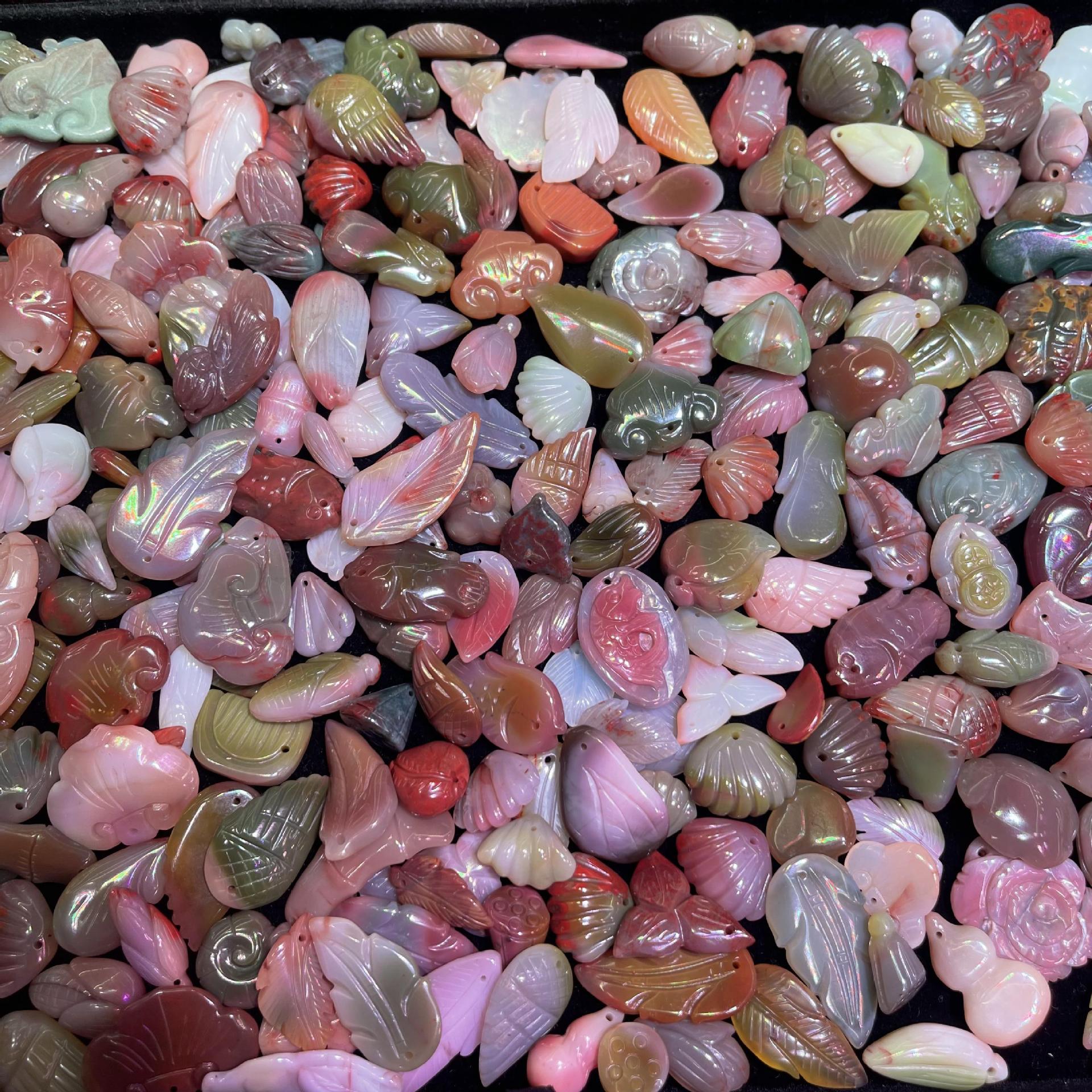 工厂批发四川盐源玛瑙雕刻小配饰 七彩玉玛瑙手工工小雕件粉润好