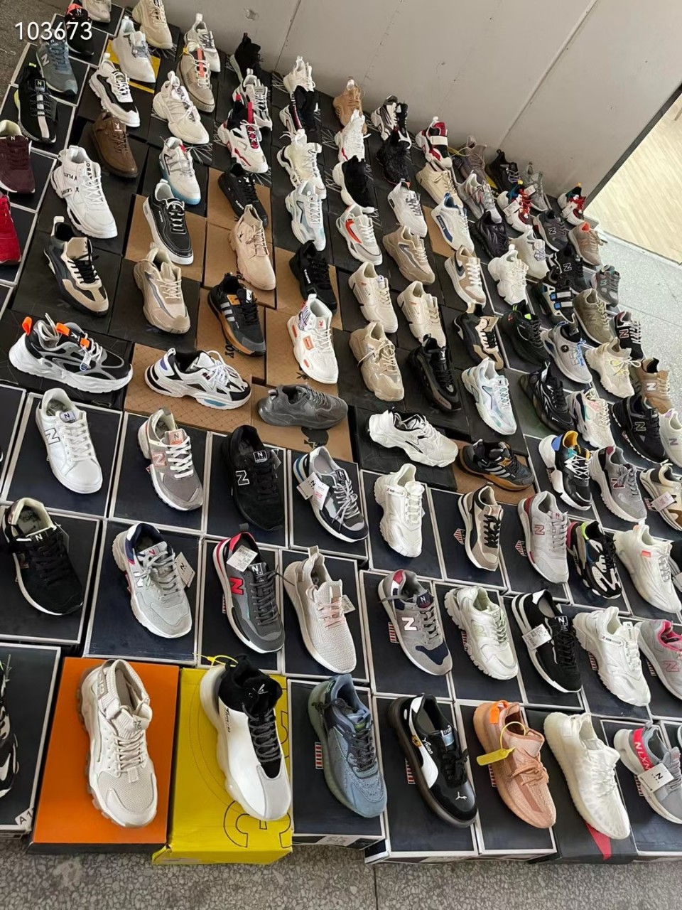 福建品牌库存尾货清仓运动男鞋地摊外贸跨境工厂直销低价处理批发