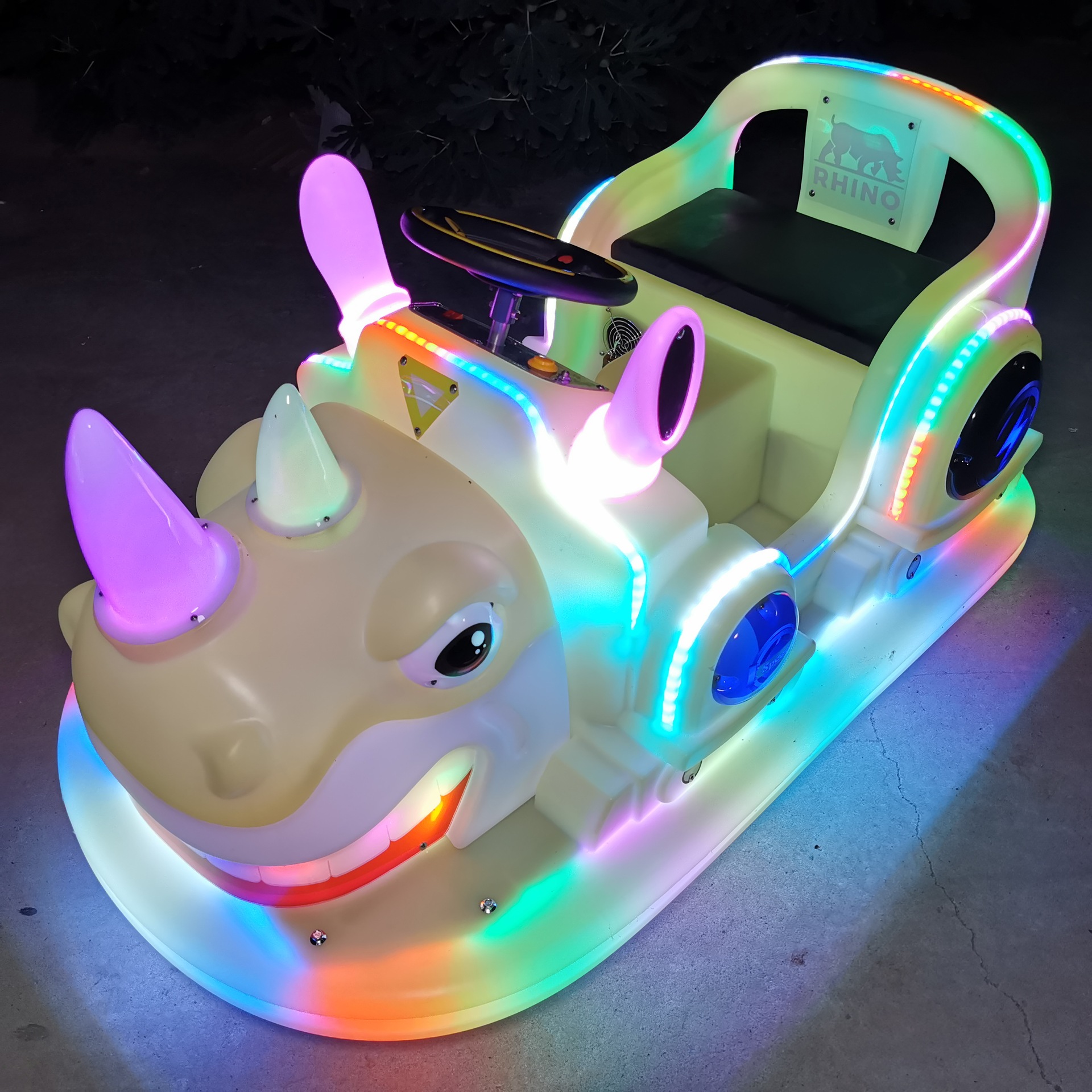 新款广场碰碰车室内外游乐车商场景区亲子发光电瓶车公园游乐设备