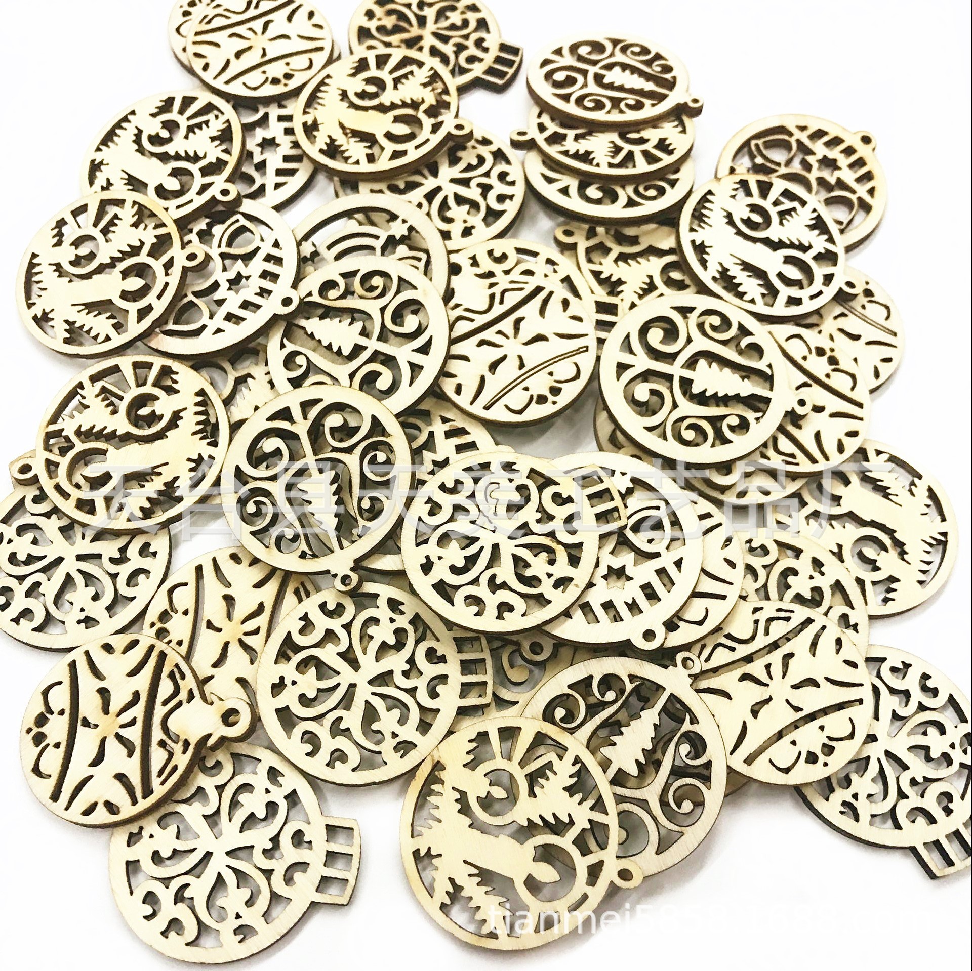 新款批发圣诞节装饰彩球 卡通木制镂空花纹彩球木片 diy手工配件